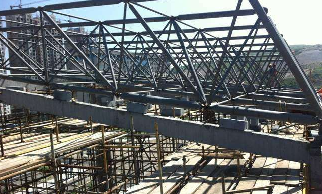 黄山简述网架公司的黑色压型钢板的吊装步履